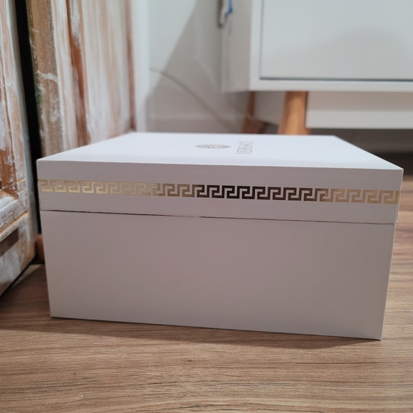 NEW VERSACE Gift Box - Picture 3 of 11